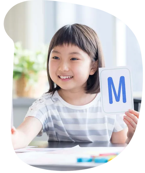 カードを手に笑顔を見せる女の子