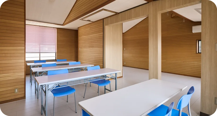 D.School 寺部校の教室（木の壁の広い室内）